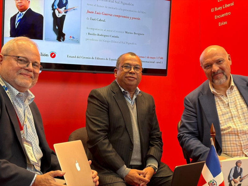 Euri Cabral, al centro, junto al periodista Alfonso Quiñones y al empresario Basilio Rodríguez.