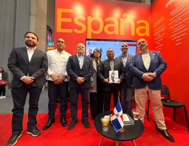 El libro “Juan Luis Guerra, compromiso y poesía” de Euri Cabral, fue lanzado a nivel internacional en un acto realizado el pasado viernes 1 de mayo en el pabellón de escritores de España, en la Feria Internacional del Libro de Bogotá.