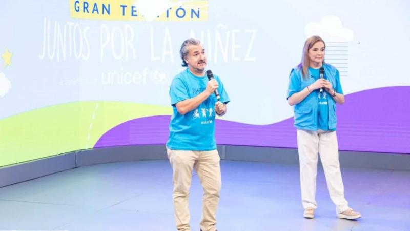 Carlos Carrera, representante de Unicef en el país, junto a la embajadora nacional Jatnna Tavárez en el gran Teletón 2025 "Juntos por la niñez".