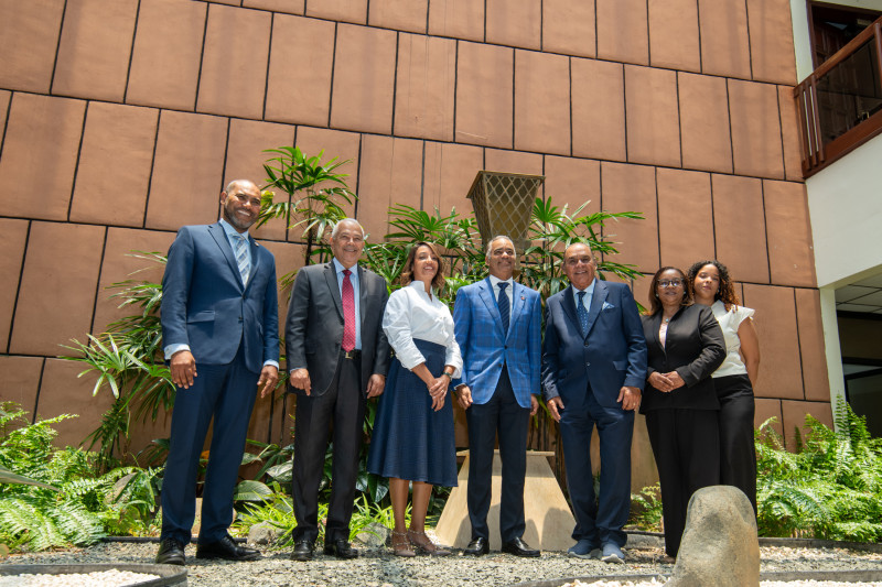 Participantes en el Desayuno del Listín y sus anfitriones posan bajo el farol, símbolo del decano de la prensa nacional.