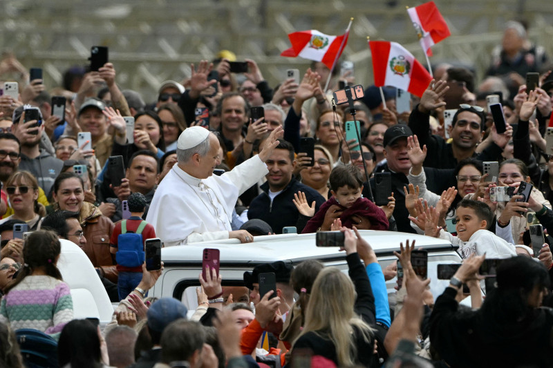 El papa León XIV saluda a la multitud durante la audiencia general semanal en la Plaza de San Pedro en el Vaticano el 6 de mayo de 2026.