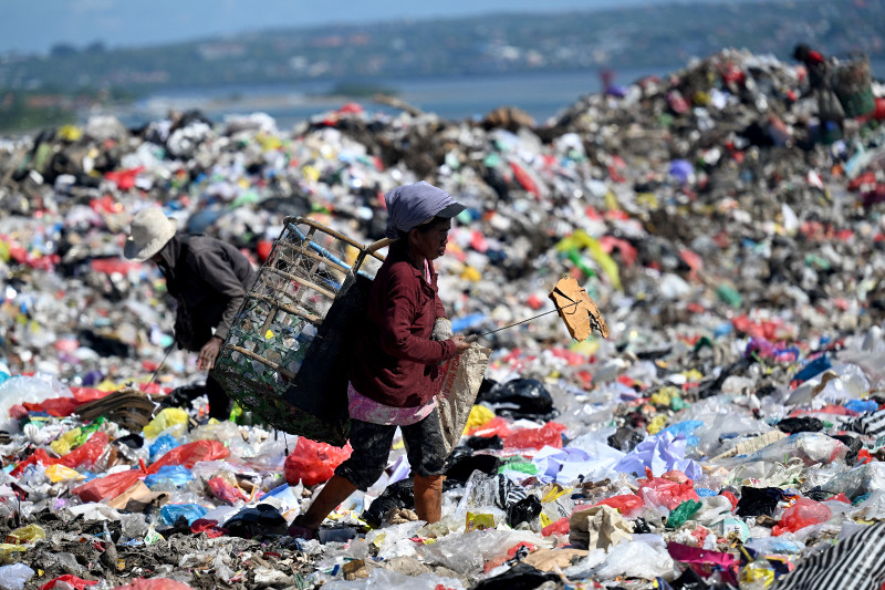 Un hombre recoge basura en el vertedero de Suwung en Denpasar, en la isla turística indonesia de Bali, el 17 de abril de 2026.