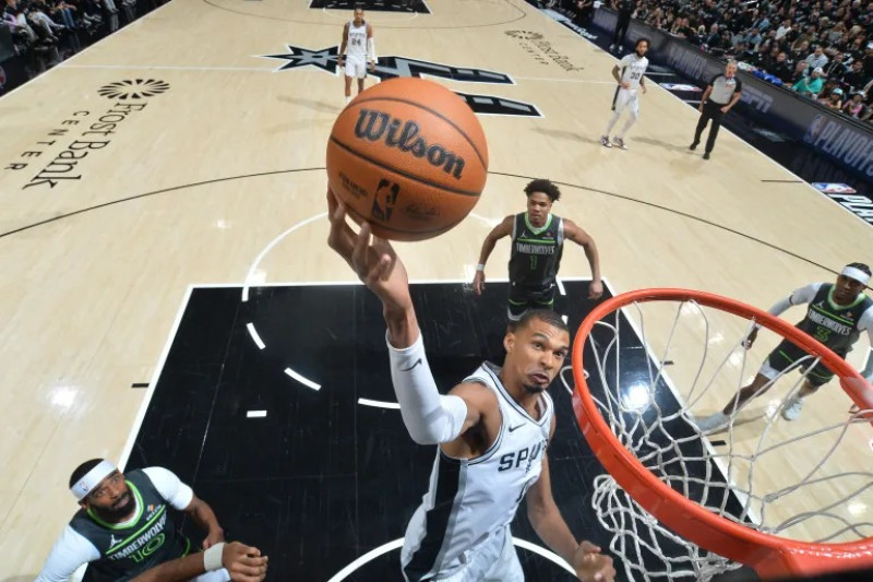 Victor Wenbamyama se apresta a donquear la pelota en el choque que los Spurs se impusieron a los wolves con abultado marcador.