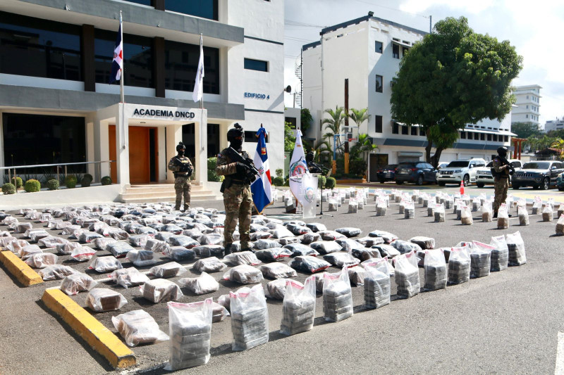Las autoridades confiscaron un cargamento de 1,295 paquetes de presunta cocaína y marihuana en Pedernales.