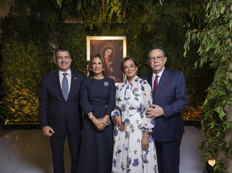 Christopher Paniagua, Sandra Bisonó de Paniagua, Fiordaliza de Valdez y Héctor Valdez Albizu.