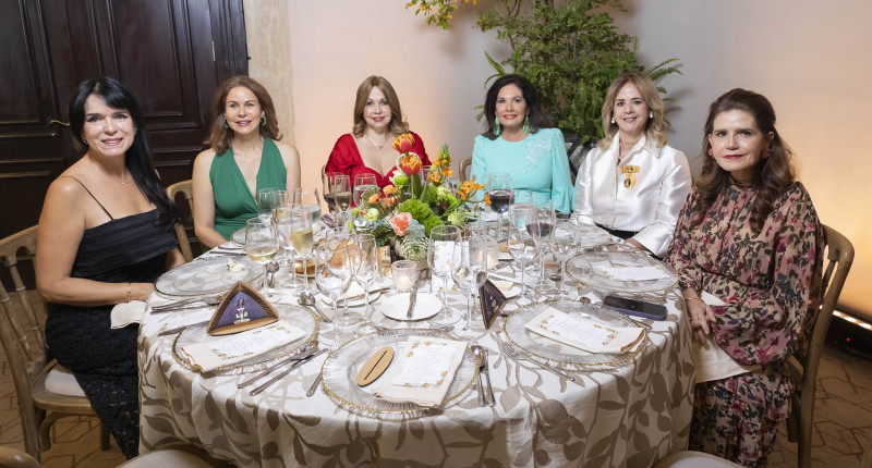 Sarah Viñas de Soñé, Laura Rodríguez, Jocelin de Santana, Marina Román, María Isabel Cáceres y Kitty Heinsen.