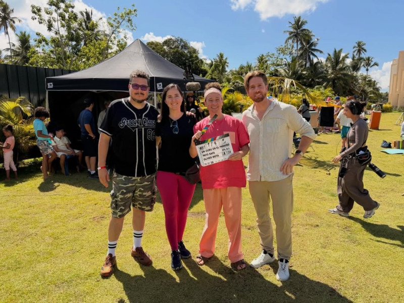 Luisito Comunica (con la claqueta en manos) figura junto a Pato Safa, Nicole Quiñones y Joaquín Matamala en un descanso del rodaje de la película "Un gurú en el paraíso".