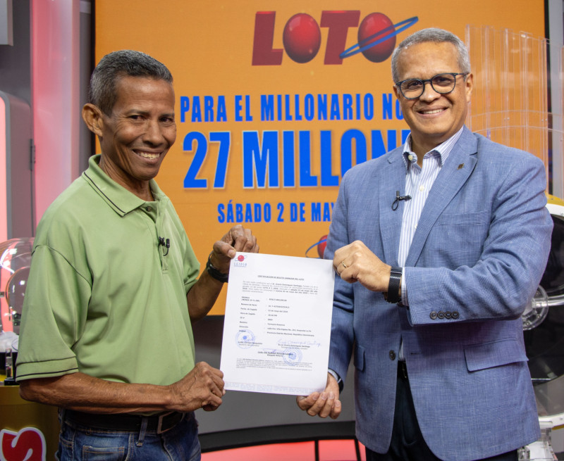 Gracio Dominguez Santiago al momento de recibir su certificado.