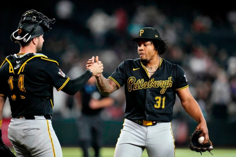 Gregory Soto celebra con el receptor luego de lograr el salvamento.
