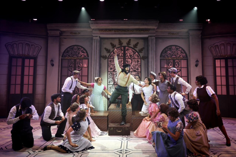 Una de las escenas de "Evita", en Theamus, un montaje que trascendió la anécdota histórica para convertirse en un ensayo escénico sobre el poder y la fragilidad.