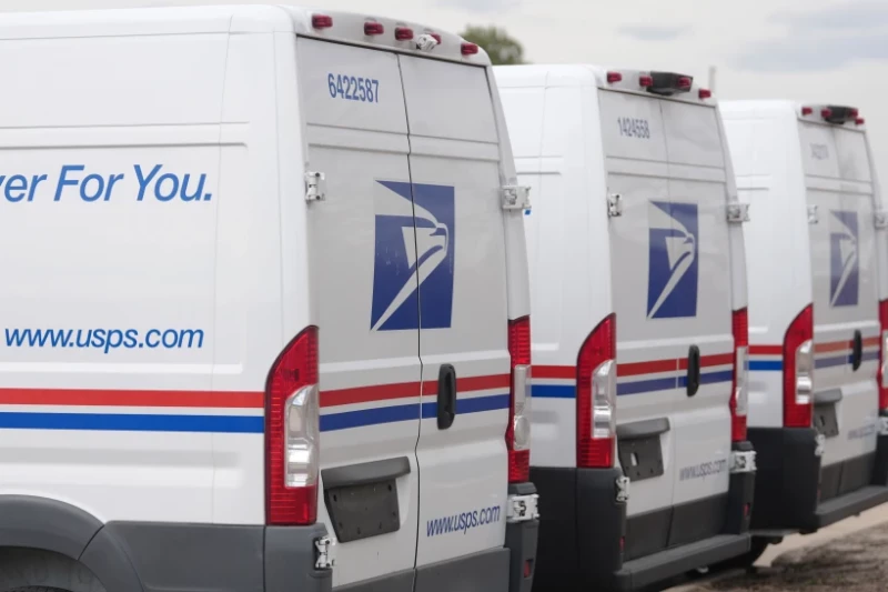 Camiones del Servicio Postal de Estados unidos en Denver, Colorado, el 23 de marzo del 2026.
