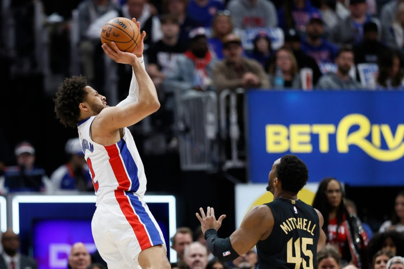 Cade Cunningham, de los Cavaliers, realiza un intento al canasto en el primer cuarto del partido.