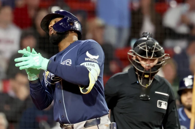 El dominicano Junior Caminero, de los Rays, festeja luego de conseguir un jonrón de dos carreras ante los Medias Rojas, el jueves 7 de mayo de 2026.