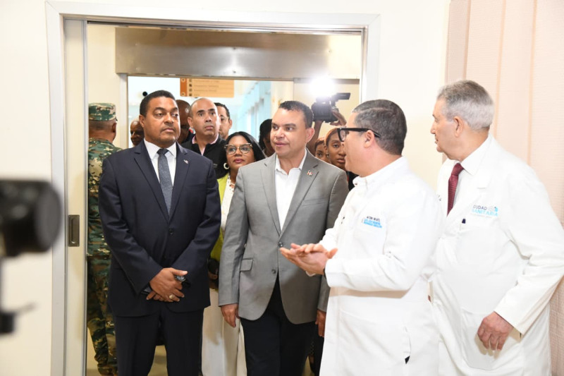 El director del Servicio Nacional de Salud (SNS), Julio César Landrón y el presidente del Comité Organizador de los Juegos Centroamericanos y del Caribe 2026, José Monegro visitan la Ciudad Sanitaria Luis Eduardo Aybar.