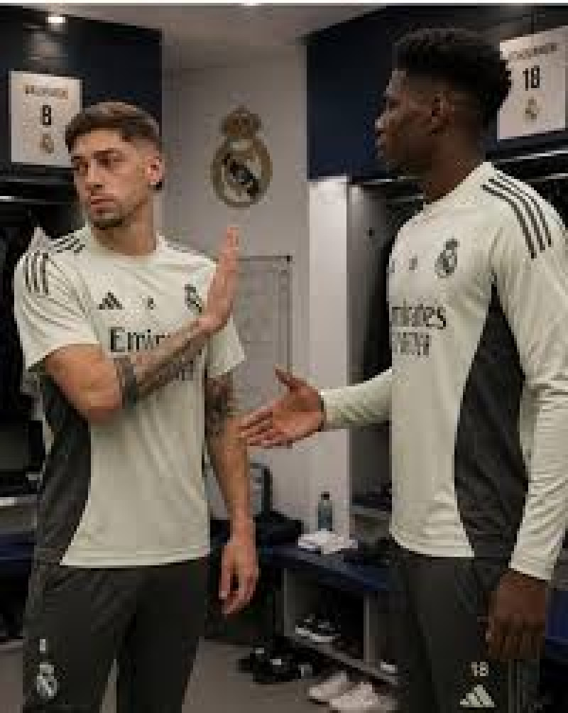 Federico Valverde niega estrechar las manos de Aurélien Tchouaméni en el vestidor del Real Madrid previo a unos entrenamientos del equipo.