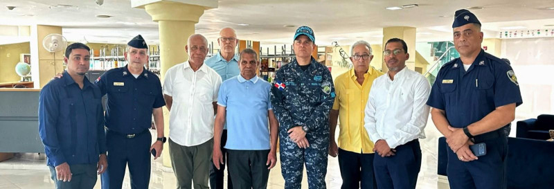 El director de la Policía,  mayor general Andrés Cruz Cruz,   en su visita a las instalaciones del Mauricio Báez en la que escuchó y dialogó con los directivos de la entidad de Villa Juana.