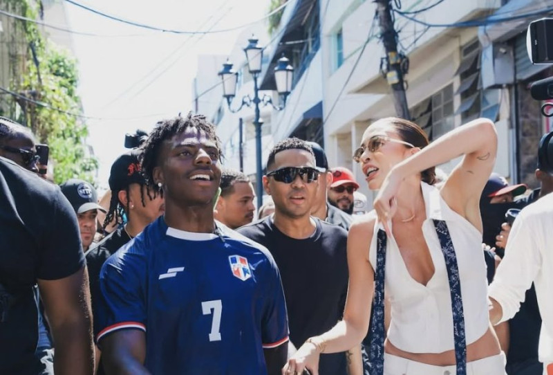El popular streamer y youtuber estadounidense IShowSpeed durante un recorrido por distintos puntos de Santo Domingo junto al creador de contenido dominicano Santiago Matías (Alofoke). Ambos interactuaron con fanáticos y provocaron gran atención en la capital el miércoles 6 de mayo de 2026.