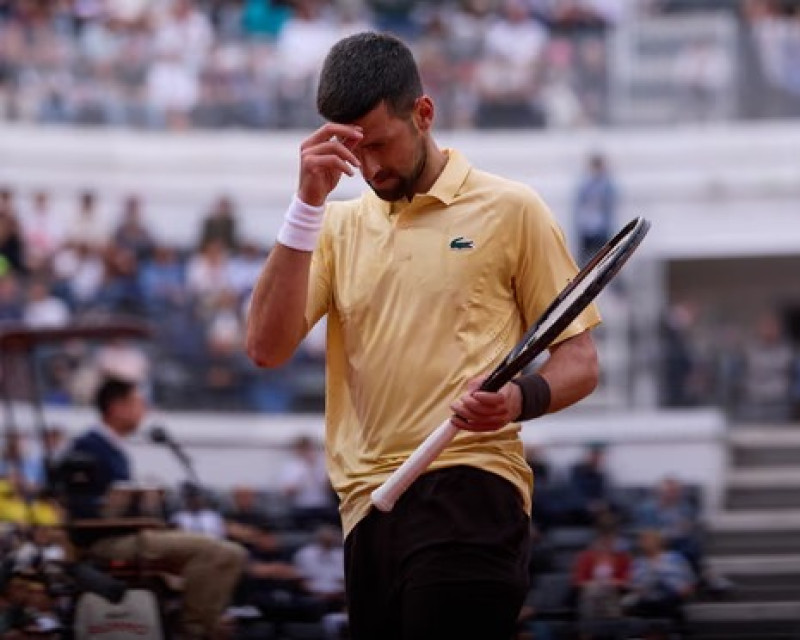Novak Djokovic se retira con cabeza baja luego de sucumbir ante un rival 18 años mas joven que él.