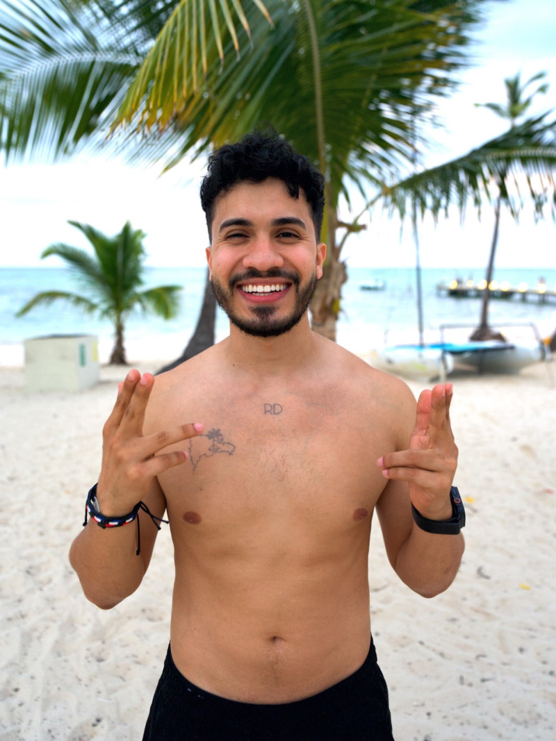 Araya Vlogs, reconocido creador de contenido, exploró la República Dominicana a principios de 2026, destacando por comer sancocho de siete carnes, visitar Samaná y Santo Domingo, y vivir una experiencia intensa de "tigueraje" local.