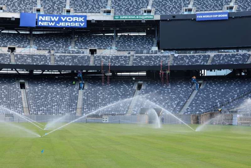 Trabajadores riegan el césped recién instalado en el estadio New York New Jersey (anteriormente llamado MetLife Stadium) antes de la Copa Mundial de la FIFA 2026, en East Rutherford, Nueva Jersey, el 7 de mayo de 2026