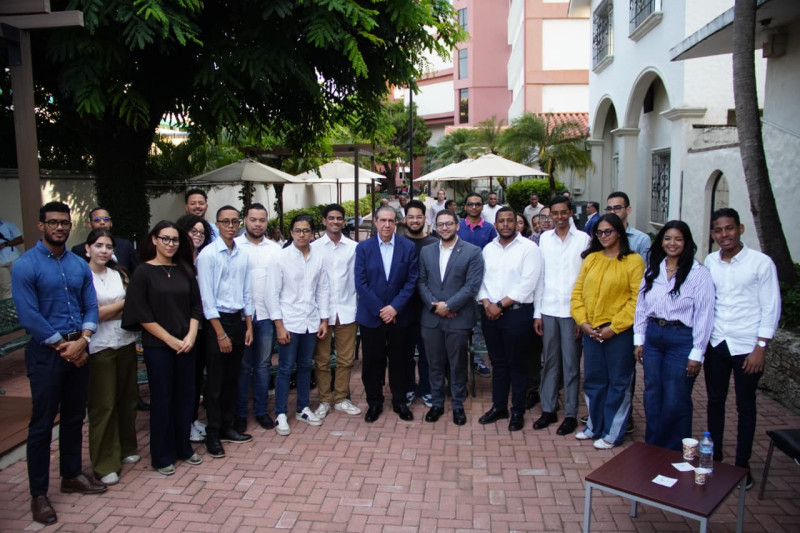 Francisco Javier, aspirante presidencial en el “Café Político de la Pontificia Universidad Católica Madre y Maestra (PUCMM)”