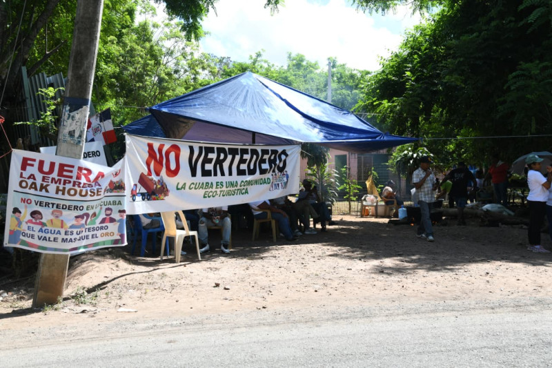 Residentes de La Cuaba mantienen campamento frente a terrenos donde se pretende construir vertedero.