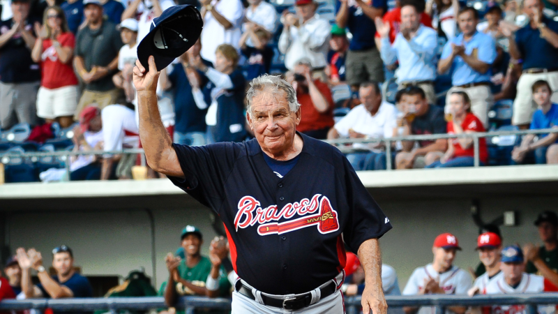 Bobby Cox saluda a los fanáticos de Atlanta durante sus últimos partidos como capataz.