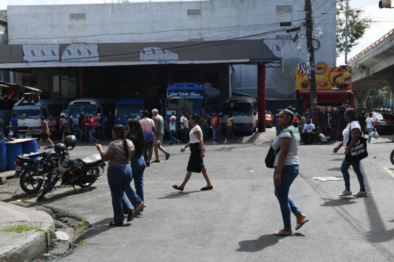 Terminal de transporte público en la avenida Juan Pablo Duarte.