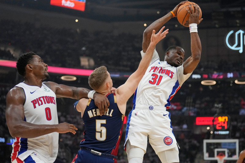 Javonte Green toma un rebote ante los jugadores Sam Merril y Jaren Duren durante el tercer partido de la serie.