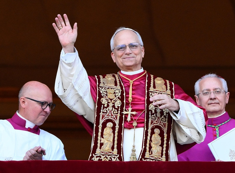 Robert Francis Prevost da su primer saludo urbis et orbis desde el balcón principal de la Basílica de San Pedro ya como nuevo Papa, León XIV, 08 May 2025.