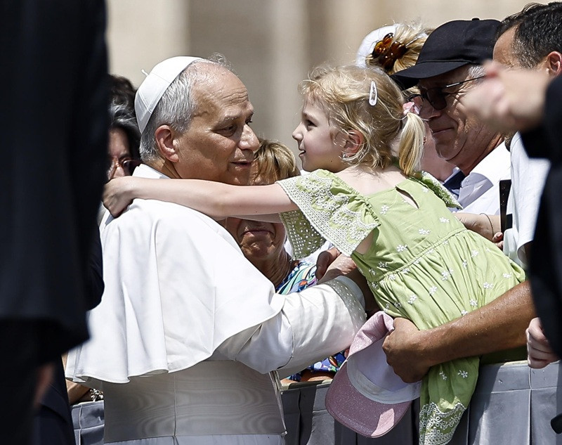 El Papa saluda a los fieles en las proximidades de El Vaticano. Roma. En junio de 2025.