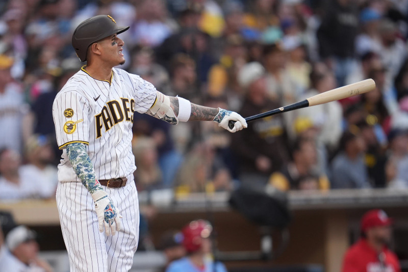 Manny Machado se queda observando su cuadrangular 200 de su carrera con los Padres.