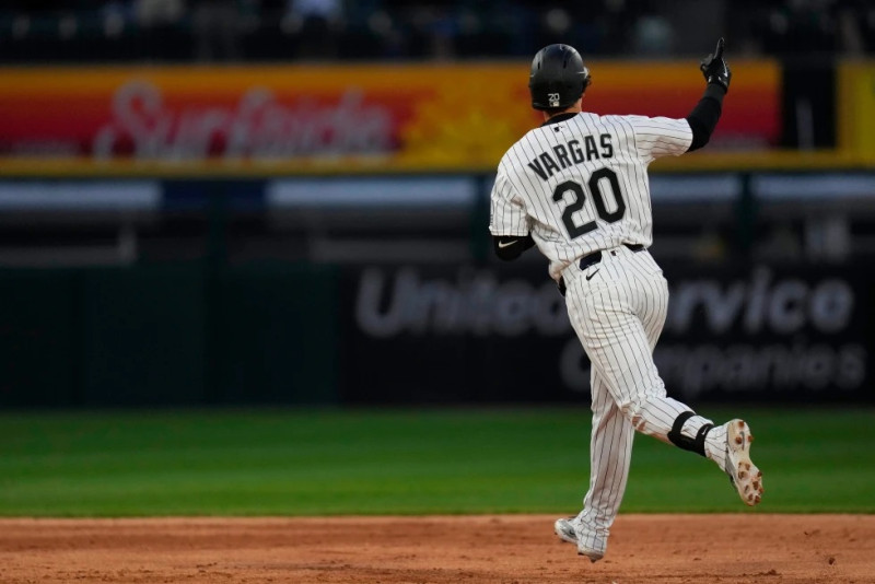 El cubano Miguel Vargas, de los Medias Blancas de Chicago, recorre los senderos tras batear un jonrón ante los Marineros de Seattle.