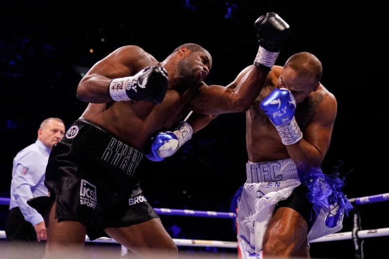 El británico Daniel Dubois asesta un golpe sobre su compatriota Fabio Wardley en una pelea por el título de los pesados en Manchester, Inglaterra.