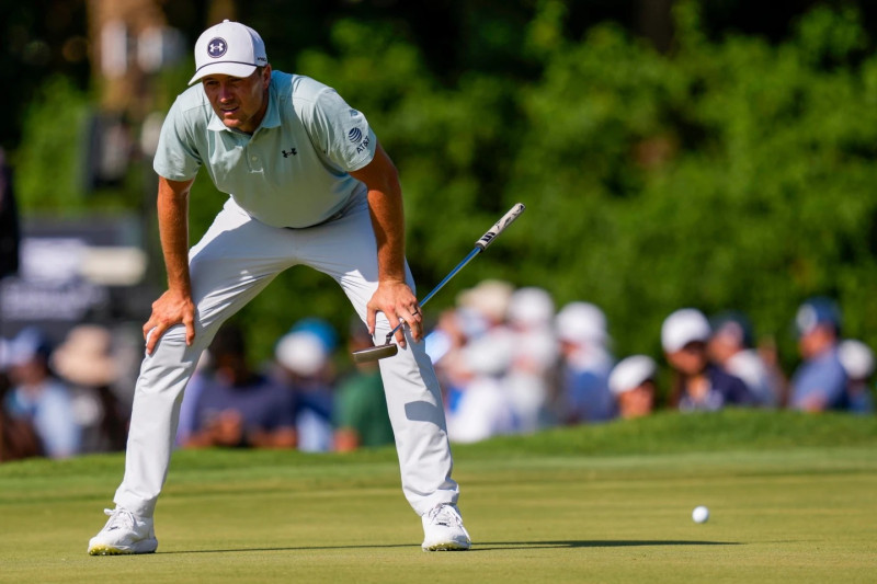 ordan Spieth prepara su golpe en el green del undécimo durante la segunda ronda del torneo de golf Cadillac Championship PGA el viernes 1 de mayo de 2026.
