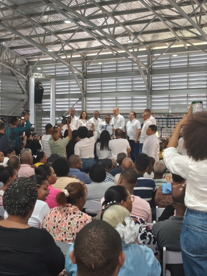 El presidente Luis Abinader entregó este domingo 1,500 títulos de propiedad en el sector Domingo Savio.