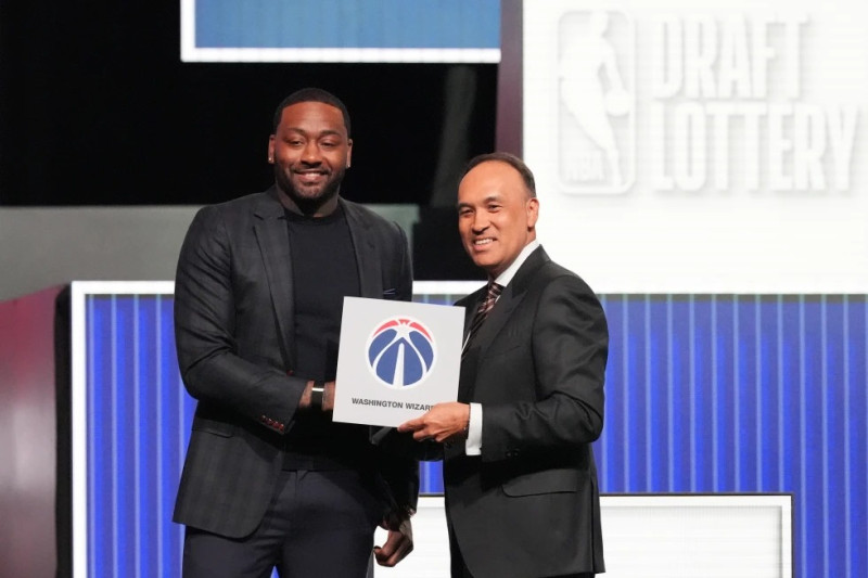 ohn Wall, representante de los Wizards de Washington posa con el subcomisionado de la NBA Mark Tatum tras el anuncio de que el equipo tendrá la primera selección.