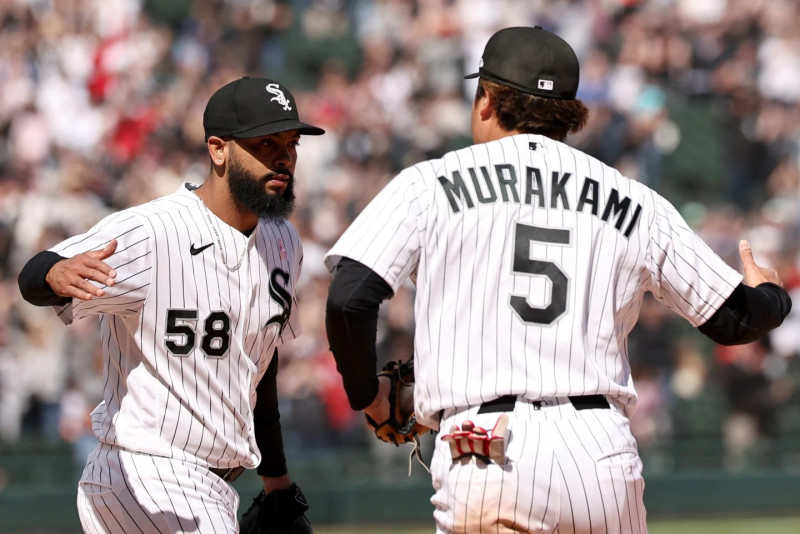 Seranthony Domínguez, de los Medias Blancas, celebra con su compañero Muretaka Murakami el triunfo de su equipo ante los Marineros.