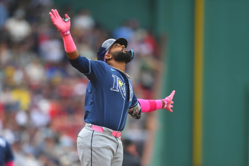 Junior Caminero miral hacia el cielo y agradece luego de dar un vuelacercas solitario en la primera entrada del juego contra Boston.