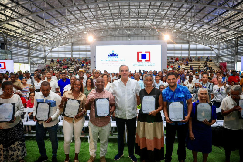 El presidente Abinader entregó más de 1,000 títulos de propiedad en el Domingo Savio