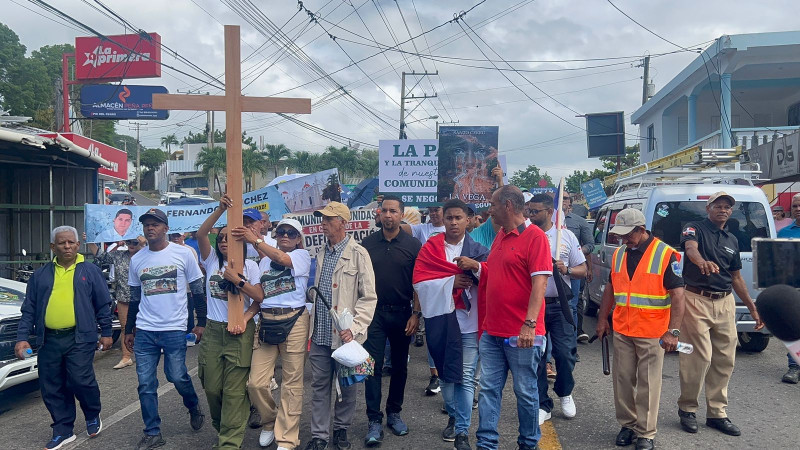 Marcha pacífica de comunitarios del Santo Cerro contra daño ecológico.