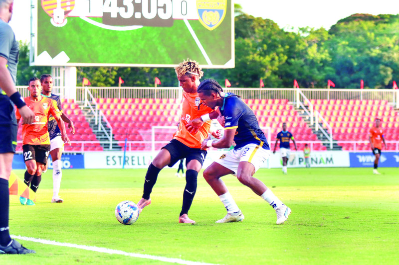 Un momento de acción del cerrado encuentro disputado por los oncenos de Pantoja y Cibao en el estadio de la Pontificia Universidad Católica Madre y Maestra.