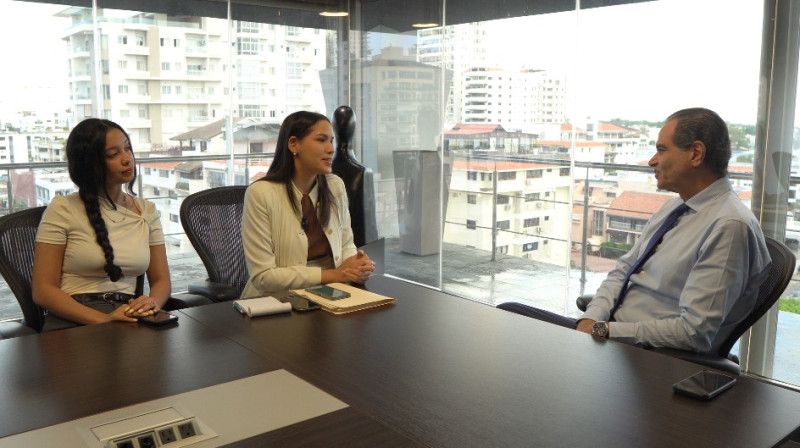 El abogado Luis Miguel Pereyra responde preguntas de las periodistas Camila Mateo y Yadimir Crespo.