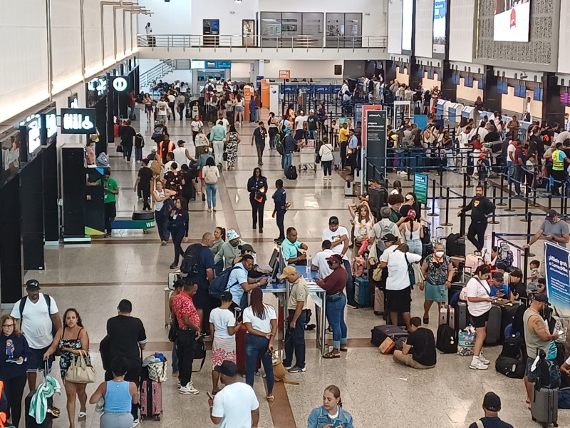 Ciudadanos en el Aeropuerto Internacional Las Américas (AILA) en medio de caso de hantavirus en otros países.