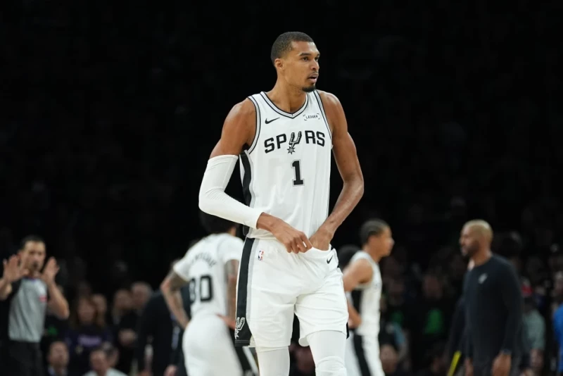 El alero de los Spurs Victor Wembanyama recibe una falta flagrante 2 y es expulsado en el juego 4 de la semifinal del Oeste ante los Timberwolves el 10 de mayo del 2026.