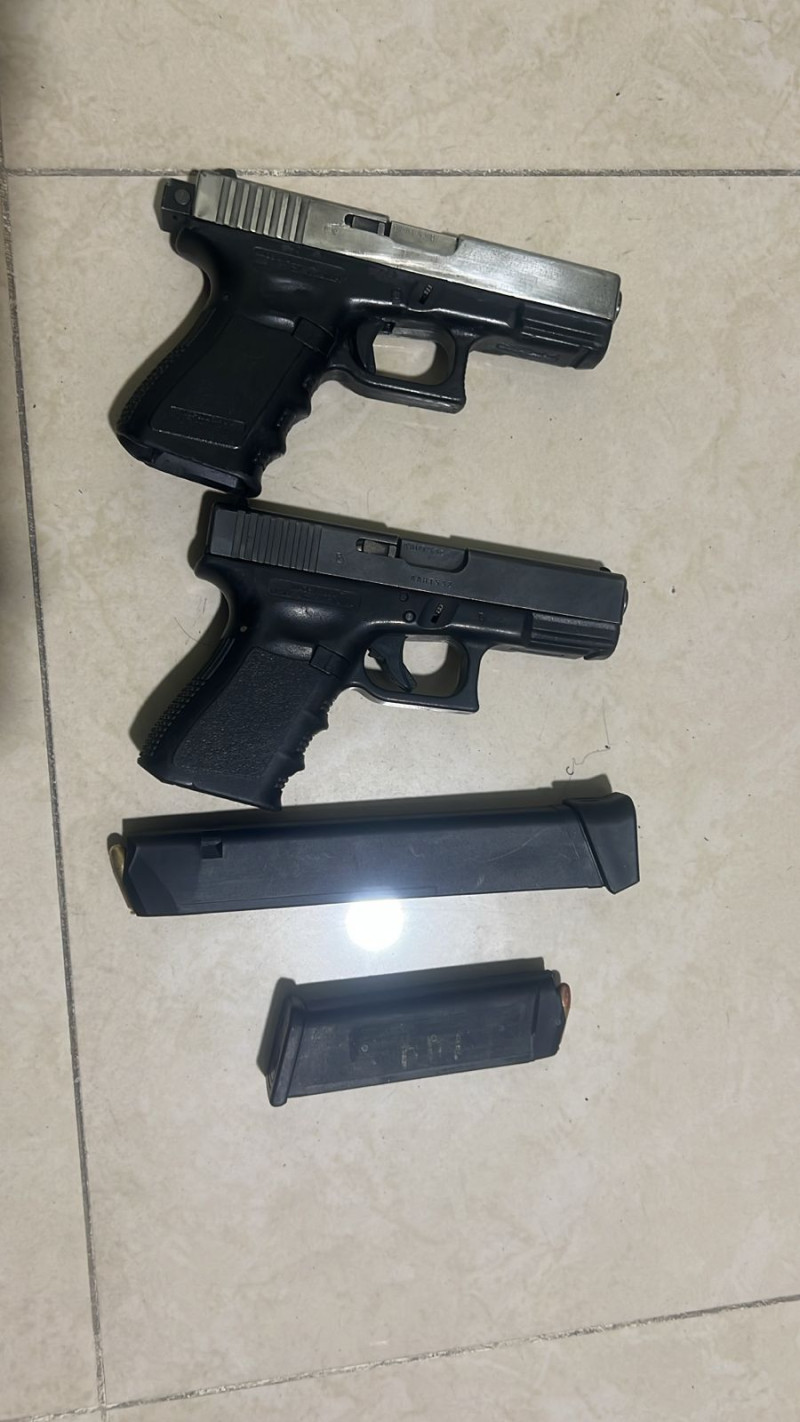 Pistolas, cargadores y municiones confiscados por la Policía Nacional.