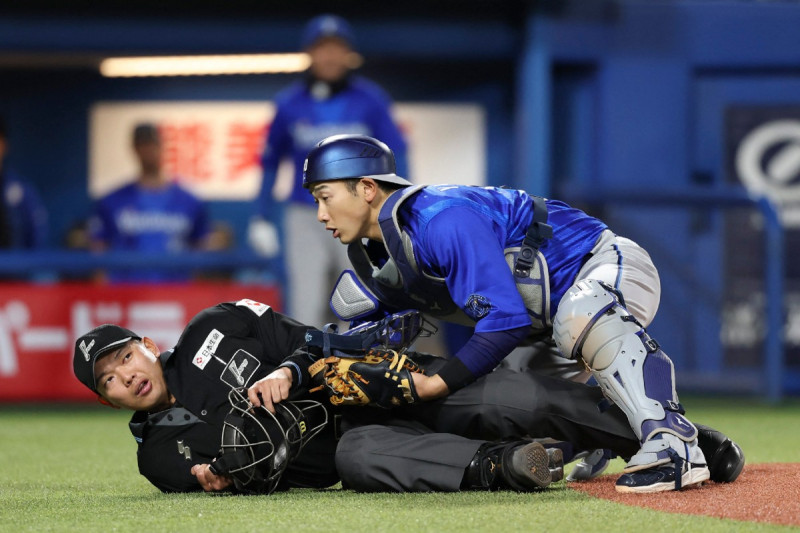 Esta fotografía, tomada el 16 de abril de 2026, muestra al árbitro profesional de béisbol japonés Takuto Kawakami (izquierda) siendo golpeado y derribado por un bate que se le escapó de las manos a José Osuna, de los Yakult Swallows, en el estadio Meiji Jingu de Tokio.Esta fotografía, tomada el 16 de abril de 2026, muestra al árbitro profesional de béisbol japonés Takuto Kawakami (izquierda) siendo golpeado y derribado por un bate que se le escapó de las manos a José Osuna, de los Yakult Swallows, en el estadio Meiji Jingu de Tokio.