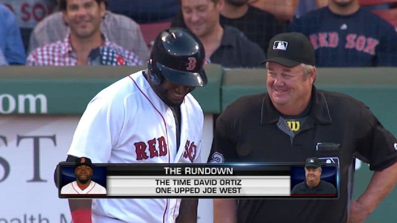 El pelotero dominicano David Ortiz y el arbitro Joe West intercambian sonrisas durante un partido en Fenway Park