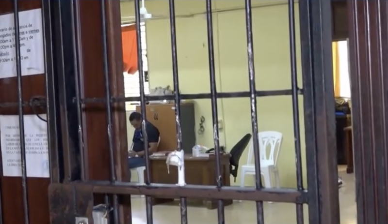 La cárcel preventiva conocida como “La Carcelita”, ubicada en el Palacio de Justicia de Santiago, ha sido señalada en otras ocasiones por las limitaciones de espacio y precariedades.