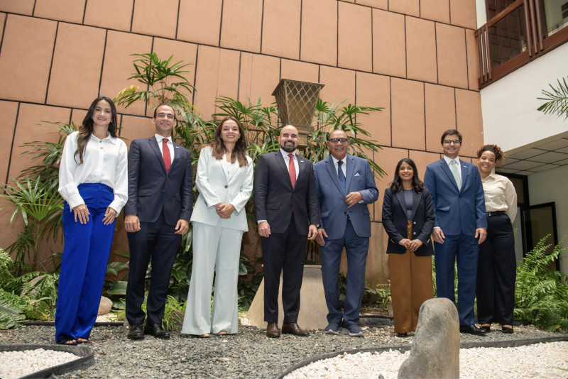 Participantes y anfitriones en el Desayuno de Listín Diario con la participación de directivos de la Asociación Nacional de Jóvenes Empresarios (ANJE).